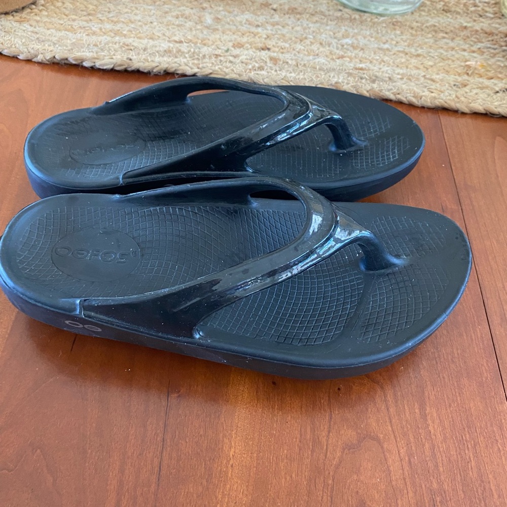 OOFOS Black Thong Sandals